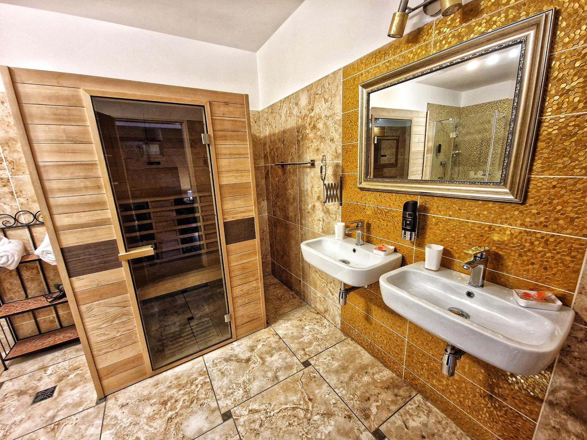 In Spirit, Hotel V Roznovskem Pivovaru - Pivni Lazne, Wellness & Cokoladovna รอชนอฟ ป็อด ราดโฮชติเย็ม ภายนอก รูปภาพ